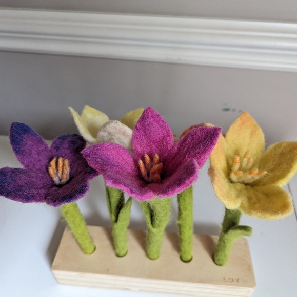 LOVEVERY Felt Flower Toy - Fine Motor Skills Montessori - The Helper Kit - Picture 2 of 6